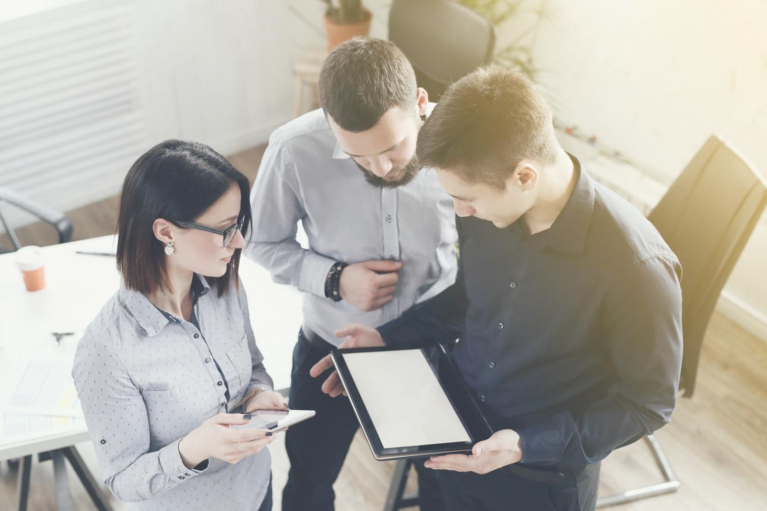 Espacio de trabajo con ordenador preparado para estudiar finanzas personales online